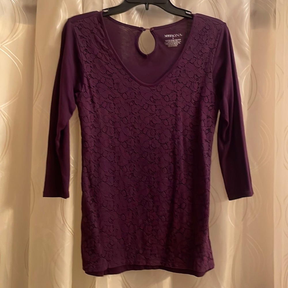 Lace-overlay, v neck shirt, size S, wine color